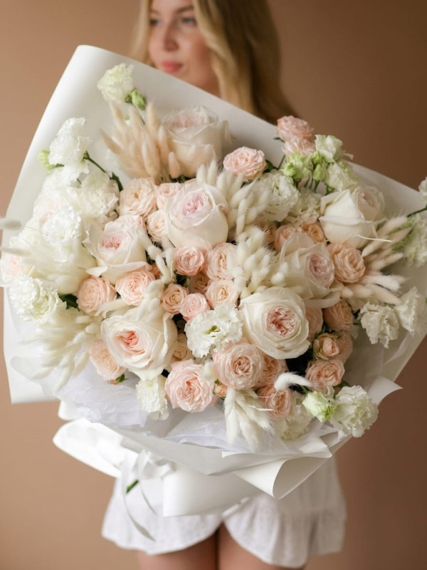 Buchet delicat de designer cu trandafiri tip bujor