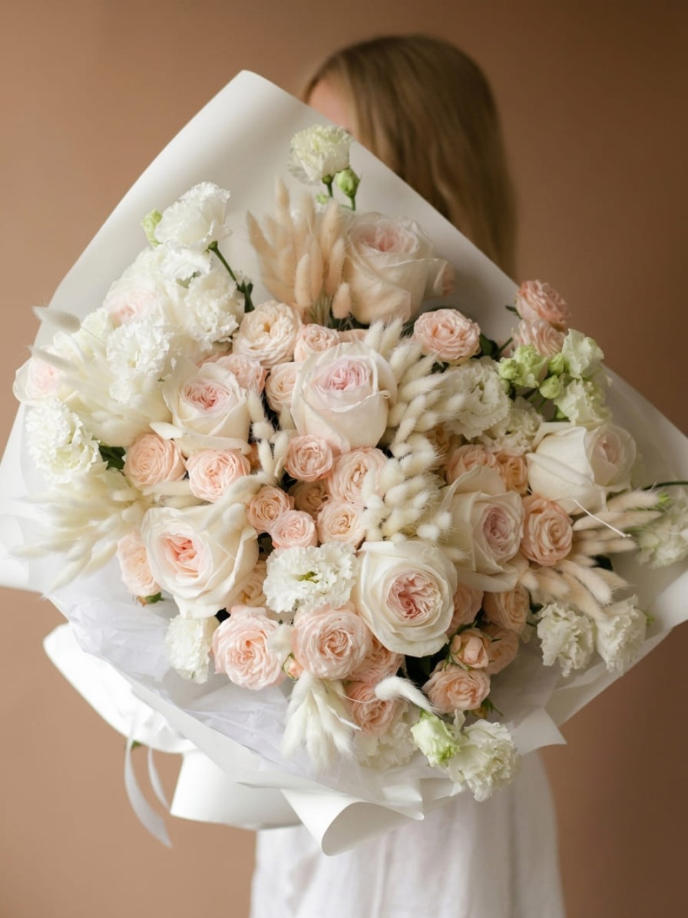 Buchet delicat de designer cu trandafiri tip bujor