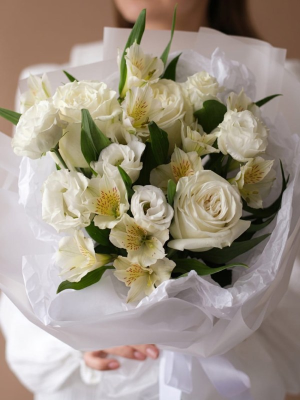 Delicate mixed bouquet in white colors