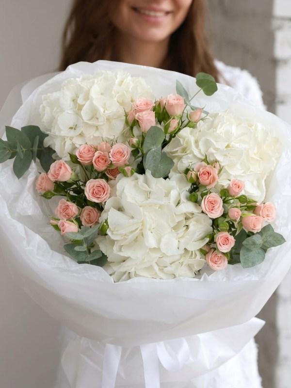 Buchet delicat cu hortensie albă și trandafiri roz spray