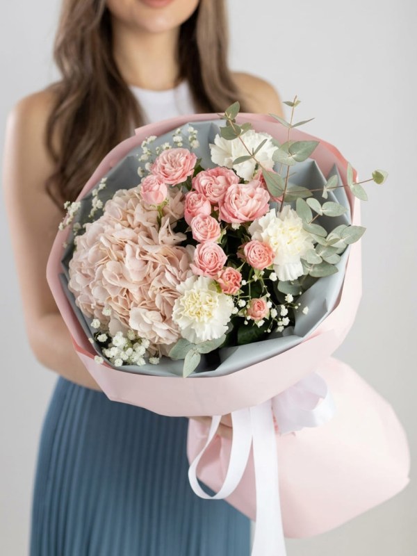 Buchet delicat cu hortensie și trandafir spray