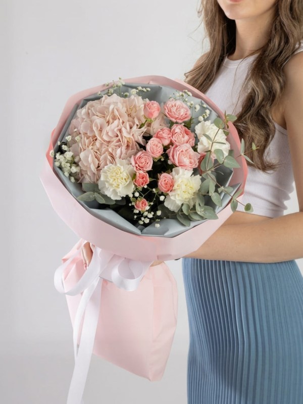 Buchet delicat cu hortensie și trandafir spray