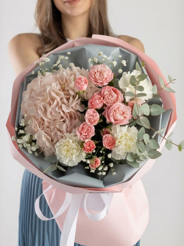 Buchet delicat cu hortensie și trandafir spray