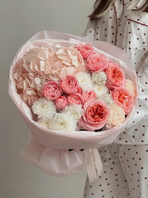 Buchet delicat cu trandafiri de hortensie și bujor
