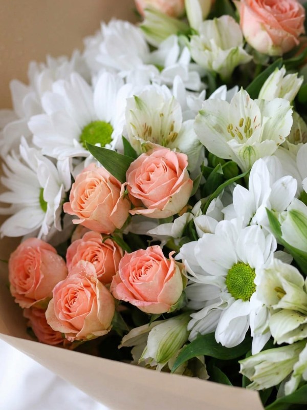 Buchet delicat cu trandafir spray și alstroemeria