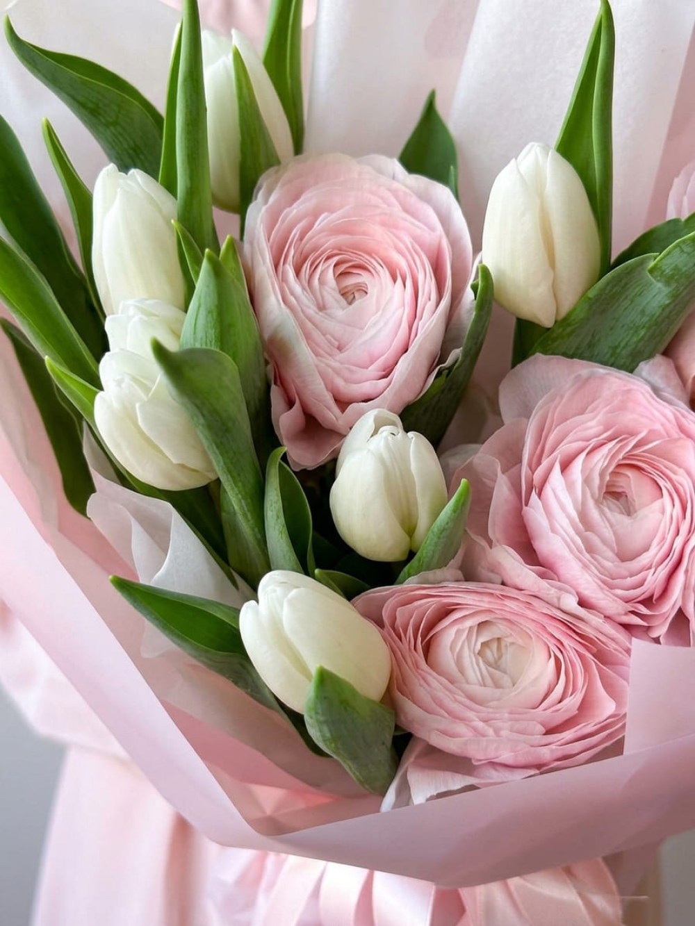 Buchet delicat cu ranunculus și lalele