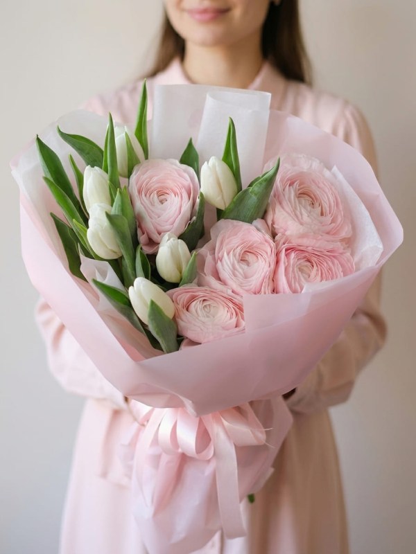 Buchet delicat cu ranunculus și lalele