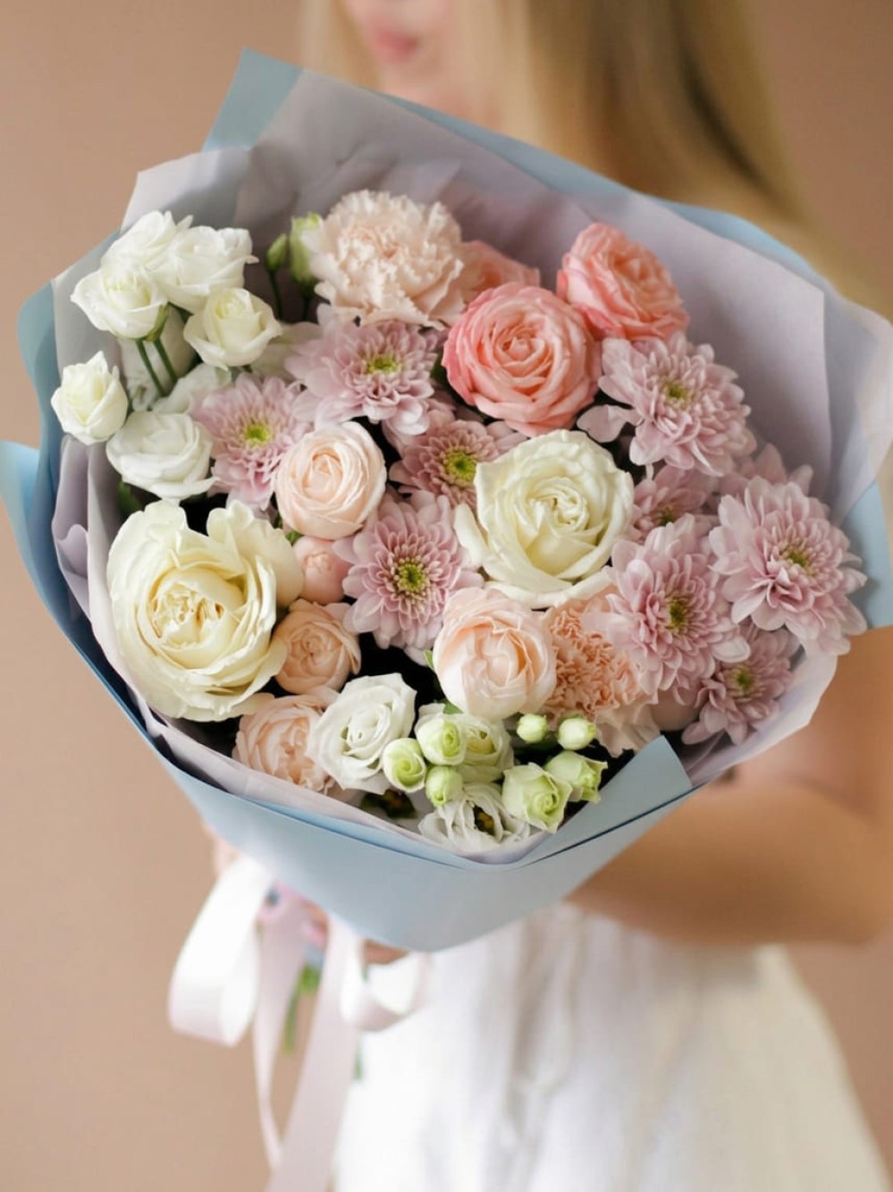 Delicate mixed bouquet in milky peach tones
