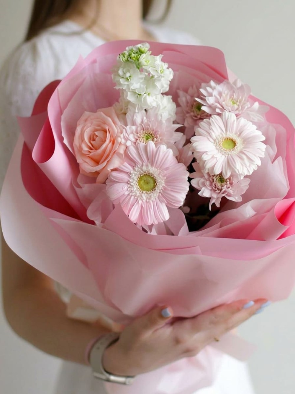 Delicate mixed bouquet in pink tones
