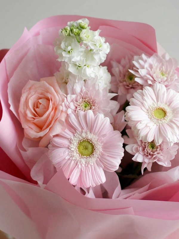 Delicate mixed bouquet in pink tones