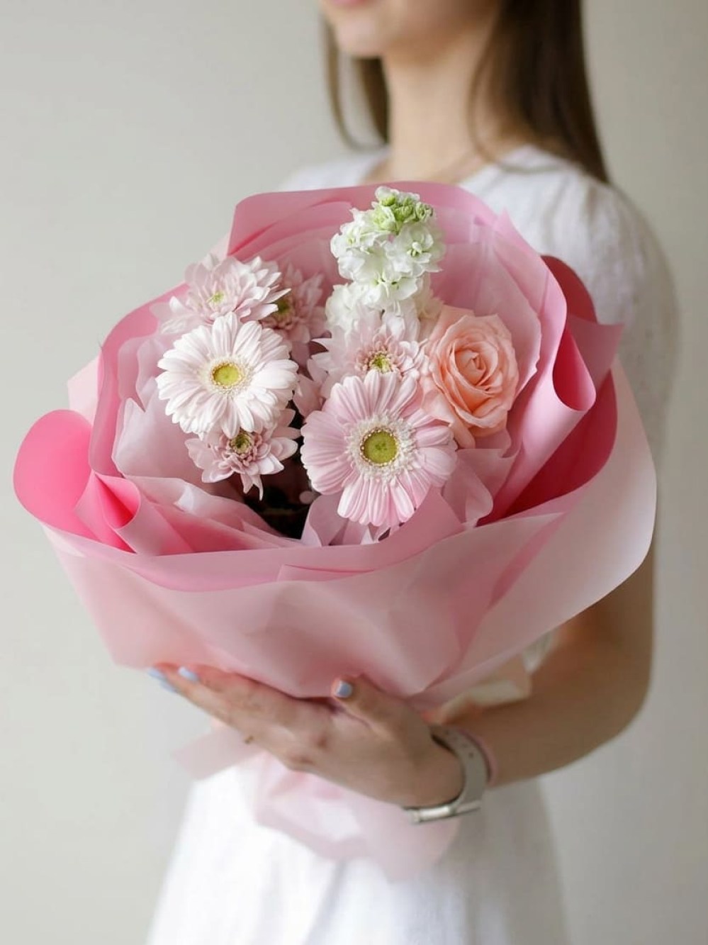 Delicate mixed bouquet in pink tones