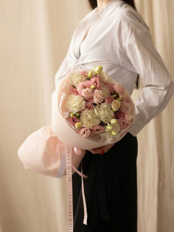 Buchet delicat cu dianthus și eustoma