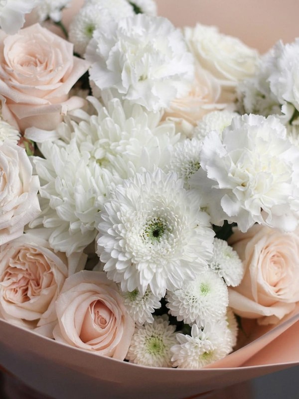Buchet crem volumetric cu trandafiri