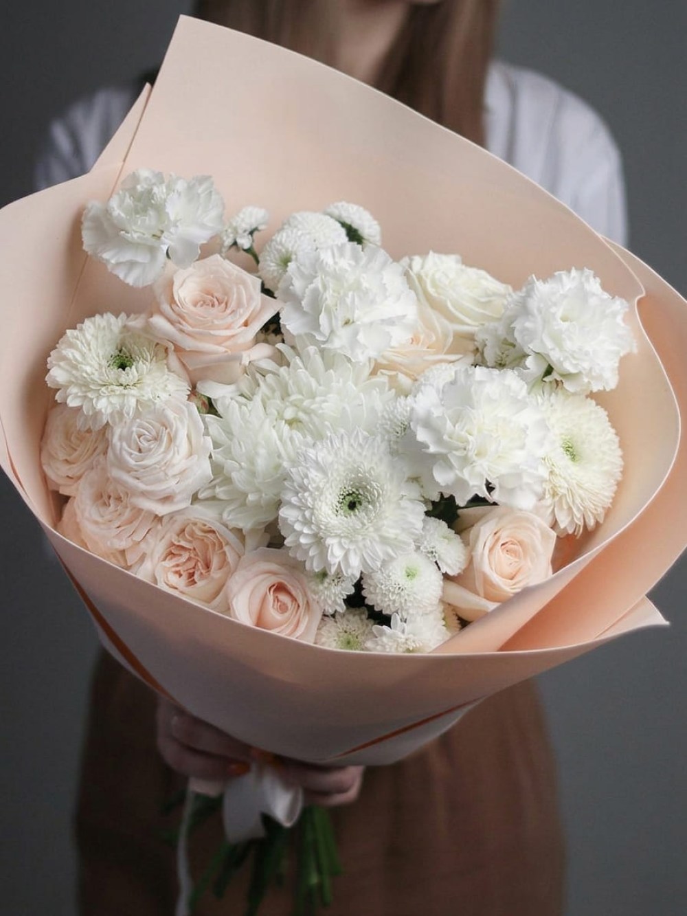 Buchet crem volumetric cu trandafiri