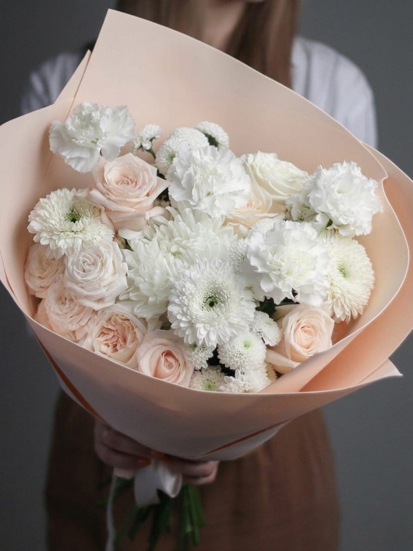 Buchet crem volumetric cu trandafiri