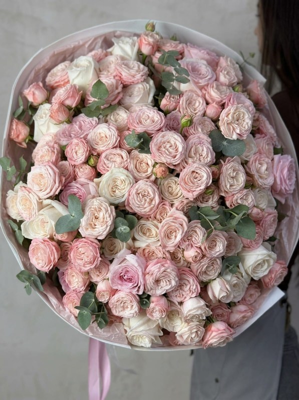 Buchet imens de trandafiri premium bujor cu eucalipt