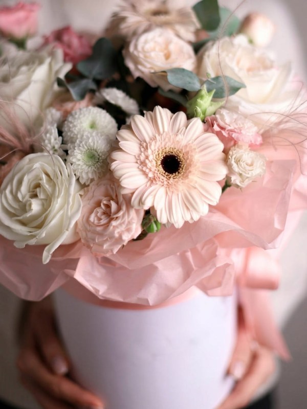 Compoziție de pudră cu gerbera într-o cutie cilindrică