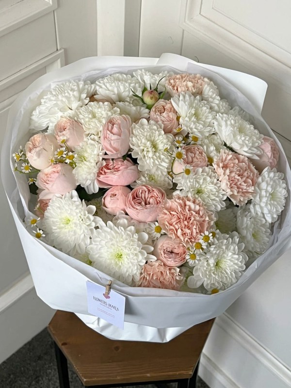 Buchet luxuriant cu trandafiri tip bujor