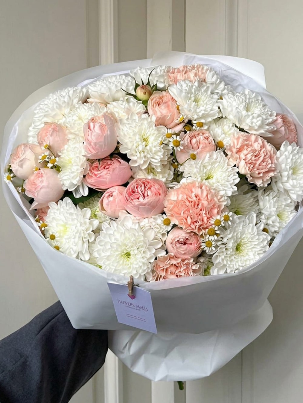 Buchet luxuriant cu trandafiri tip bujor