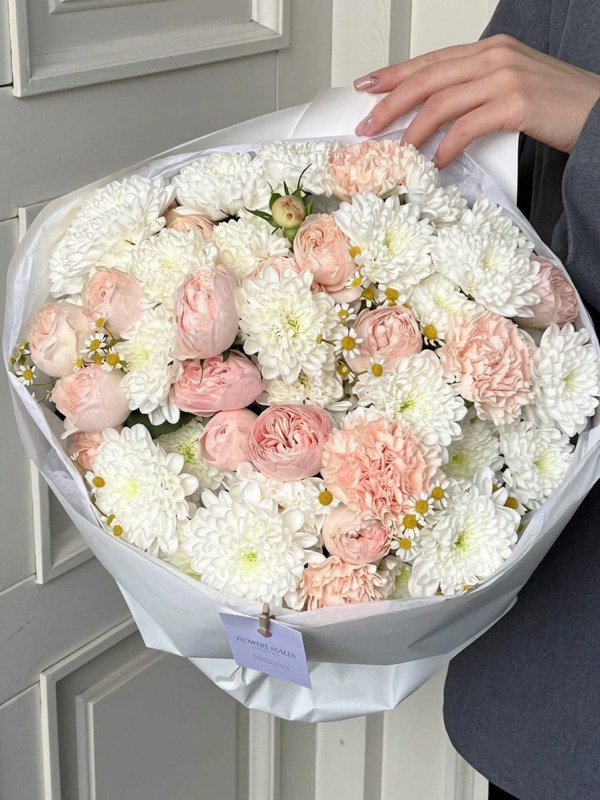Buchet luxuriant cu trandafiri tip bujor