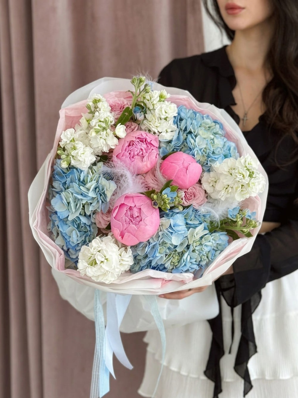 Buchet de designer roz și albastru cu bujori