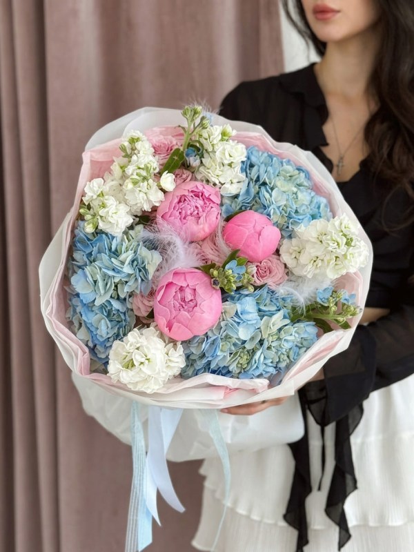 Buchet de designer roz și albastru cu bujori