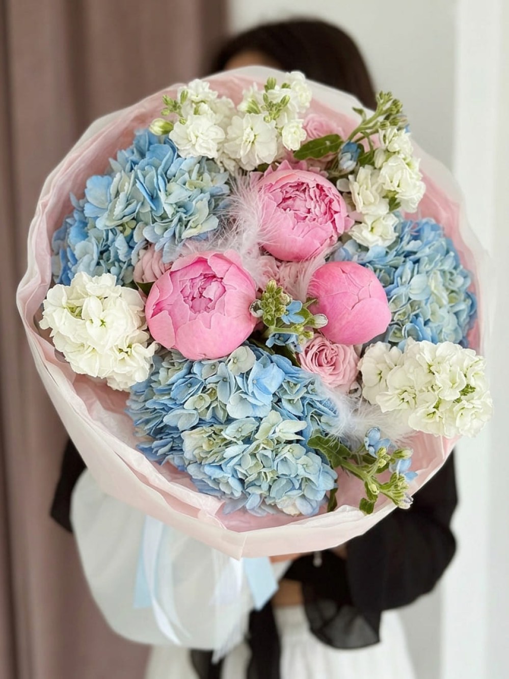 Buchet de designer roz și albastru cu bujori