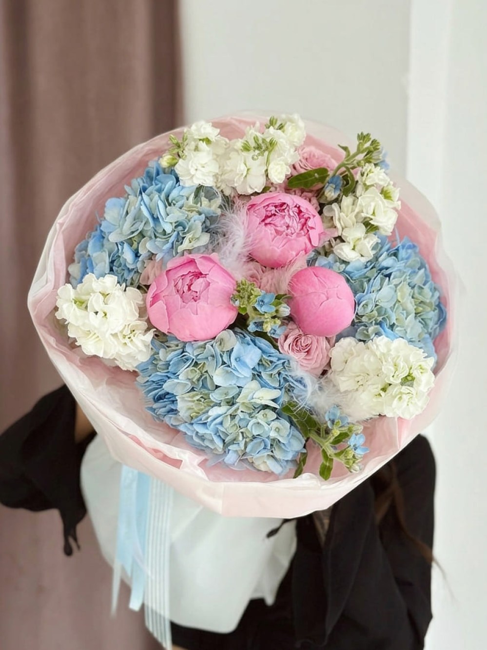 Buchet de designer roz și albastru cu bujori