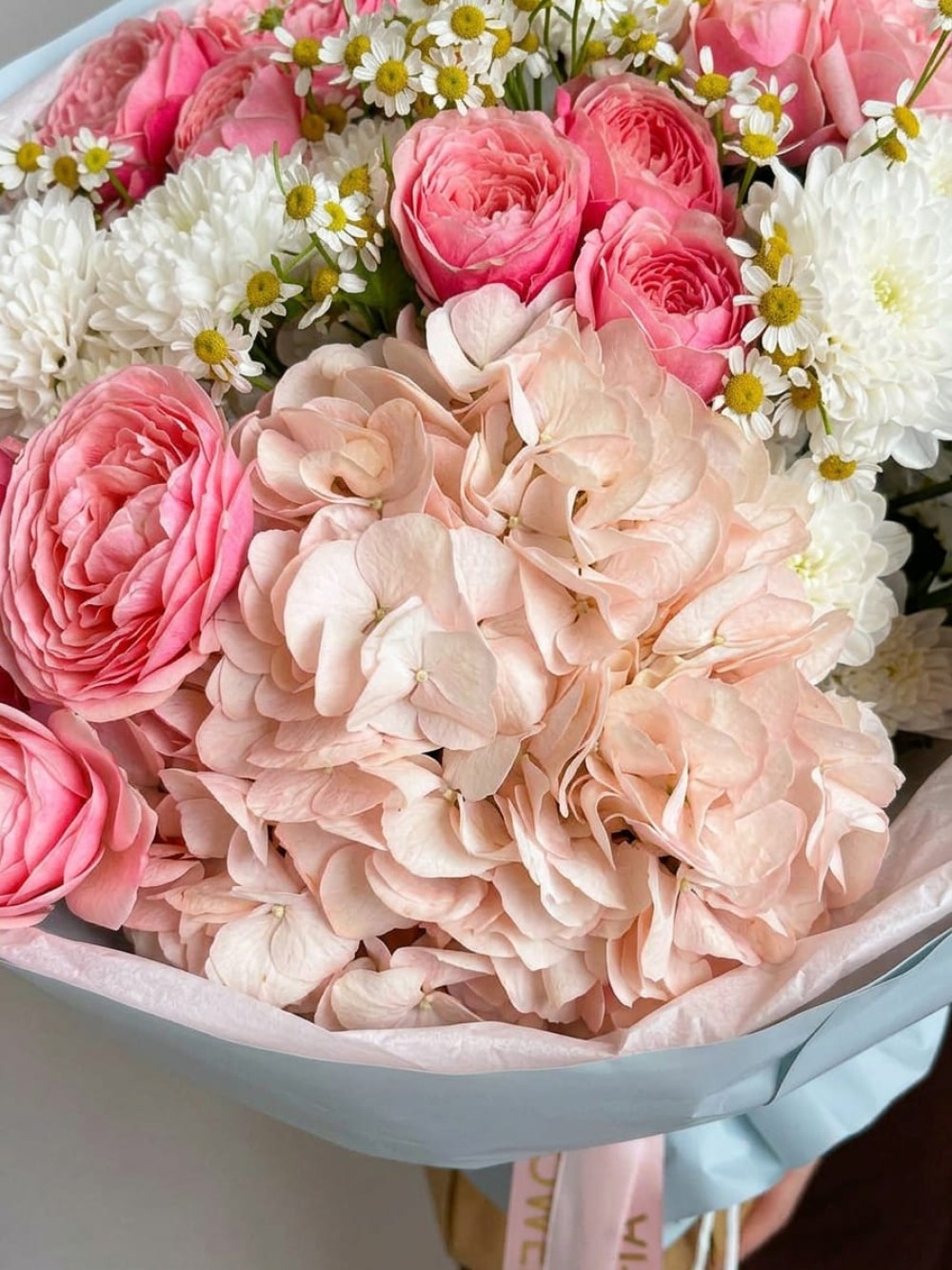 Buchet cu hortensie in tonuri de roz si albastru