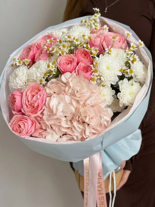 Buchet cu hortensie in tonuri de roz si albastru