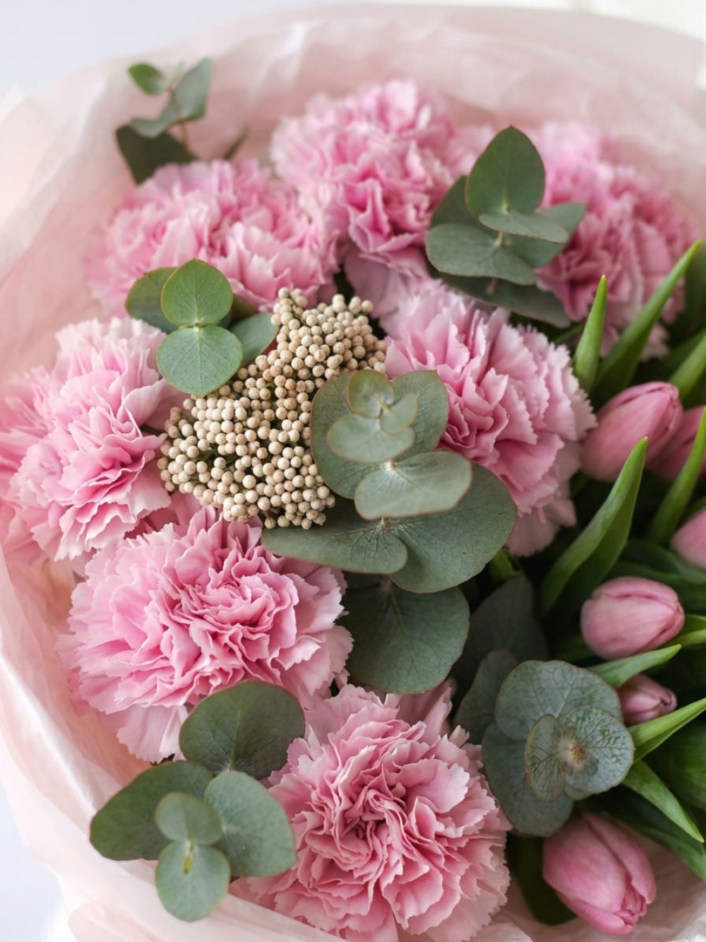 Buchet cu lalele roz și dianthus