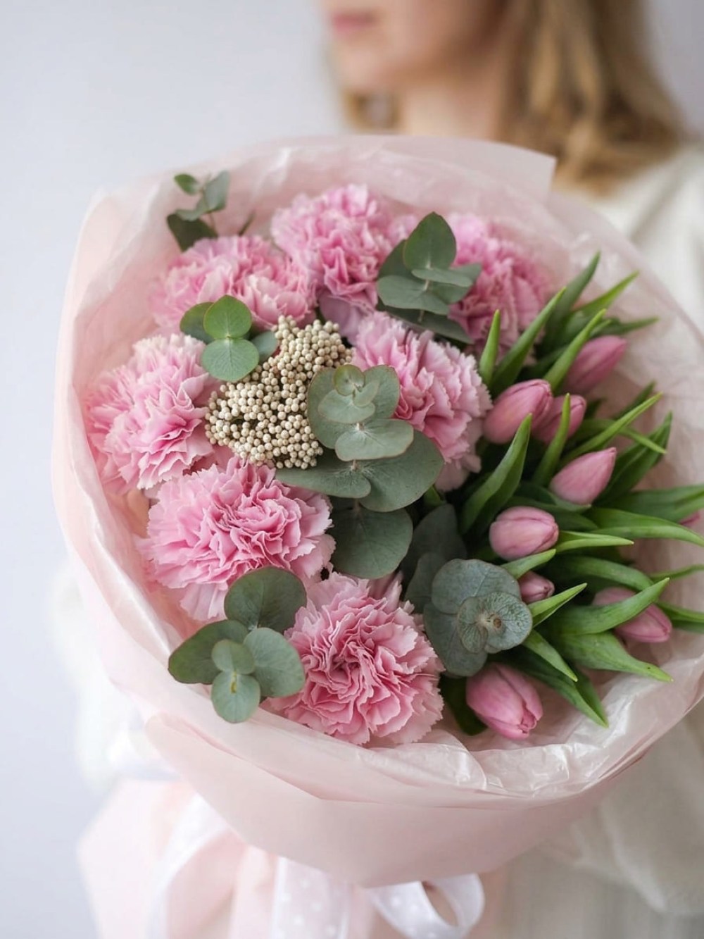 Buchet cu lalele roz și dianthus