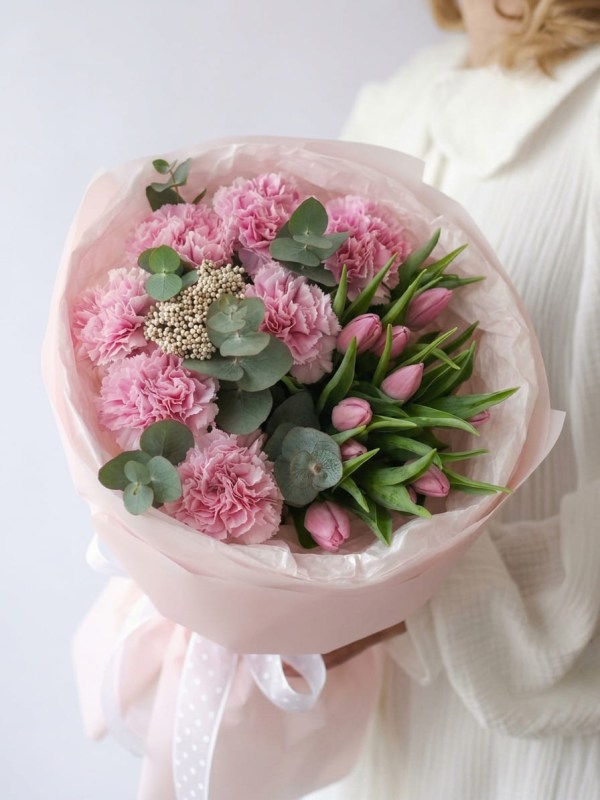 Buchet cu lalele roz și dianthus