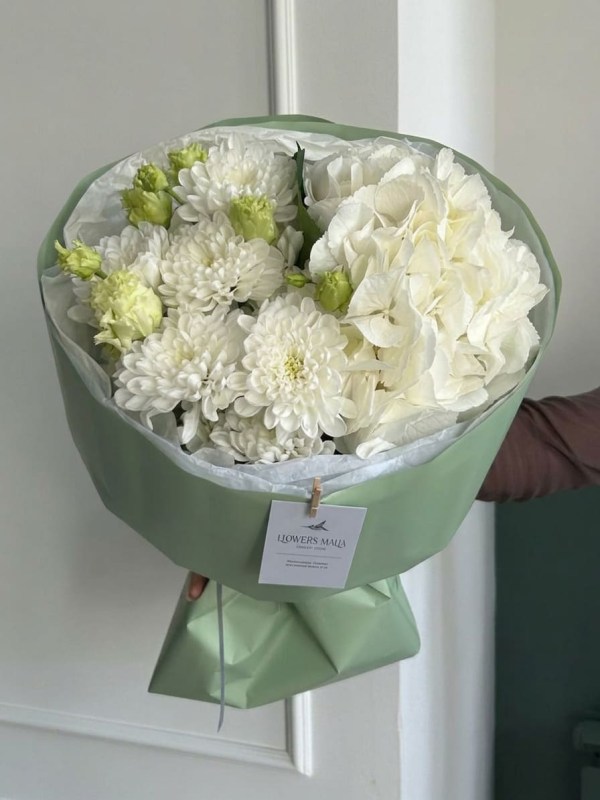 Buchet mixt cu hortensie albă