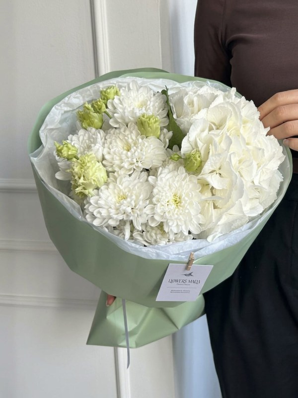 Buchet mixt cu hortensie albă