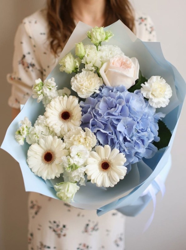 Buchet mixt delicat cu hortensie albastră