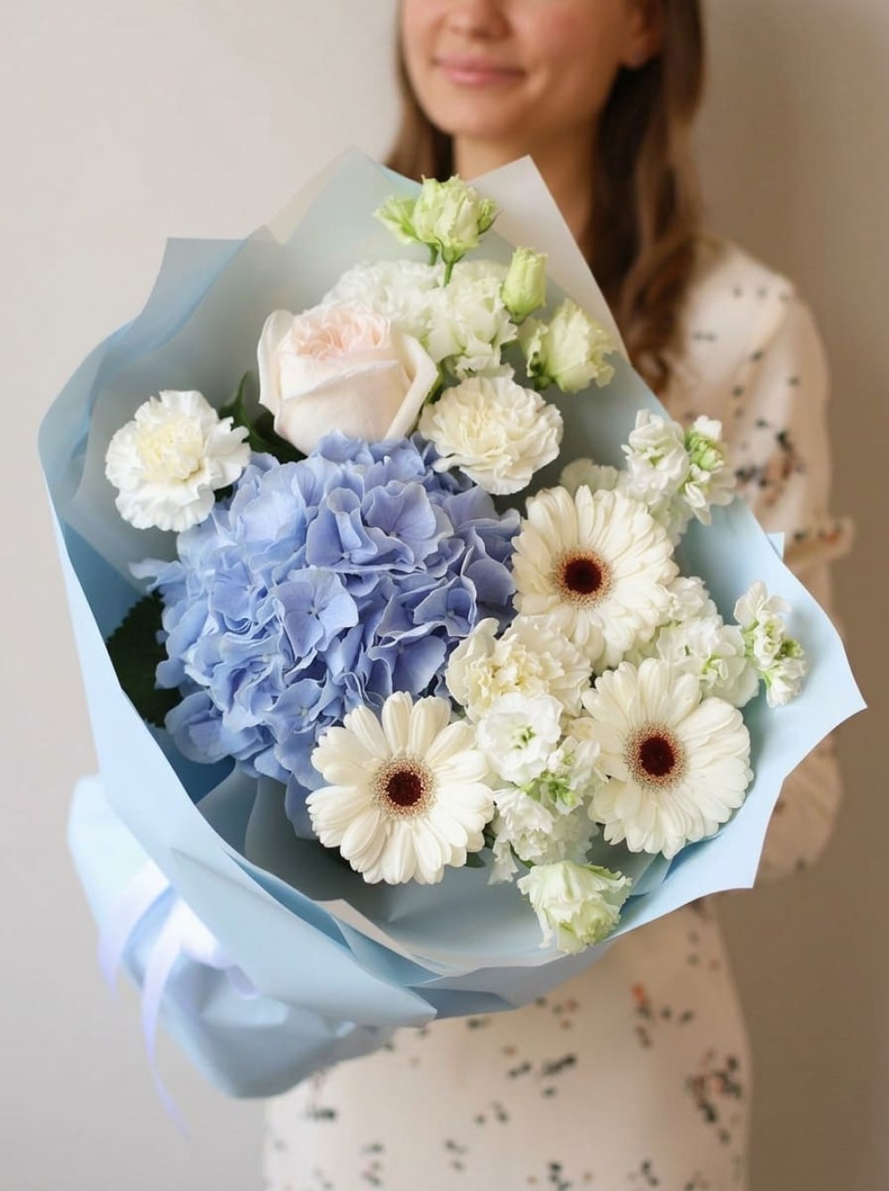 Buchet mixt delicat cu hortensie albastră