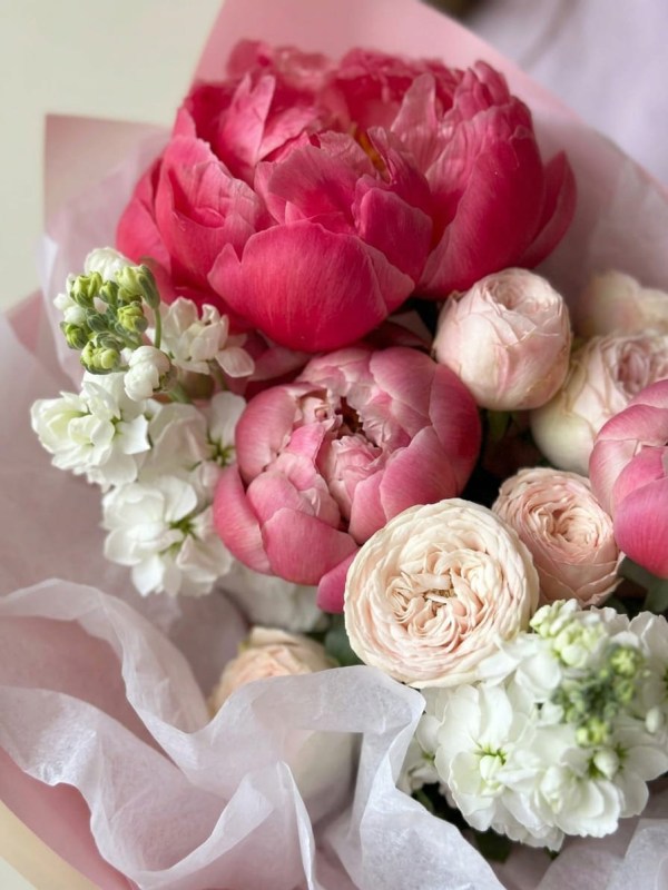 Buchet mixt cu accent coral
