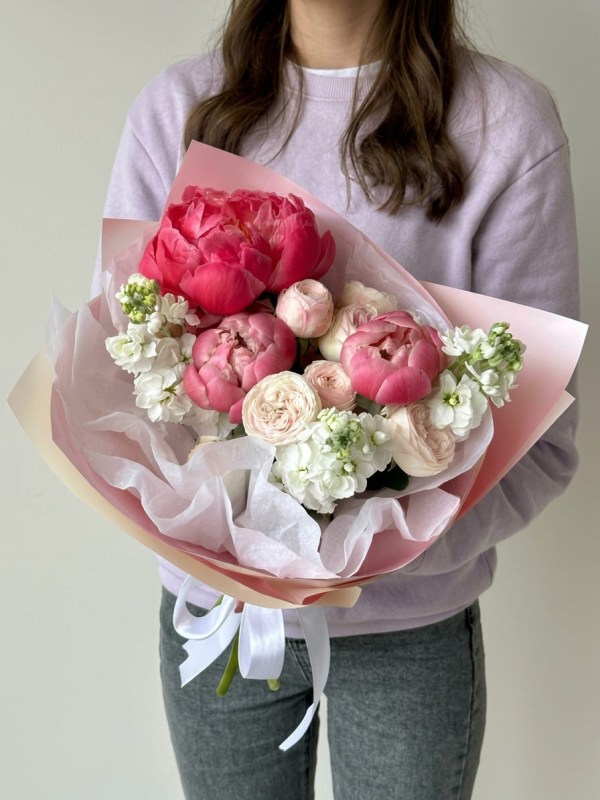 Buchet mixt cu accent coral