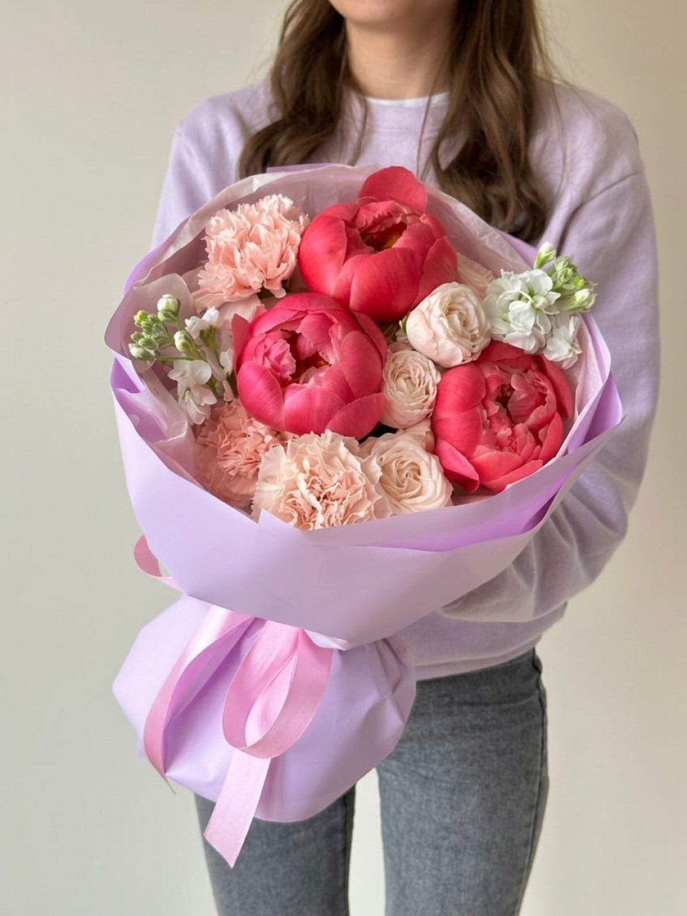 Buchet mixt cu bujori corali în ambalaj liliac