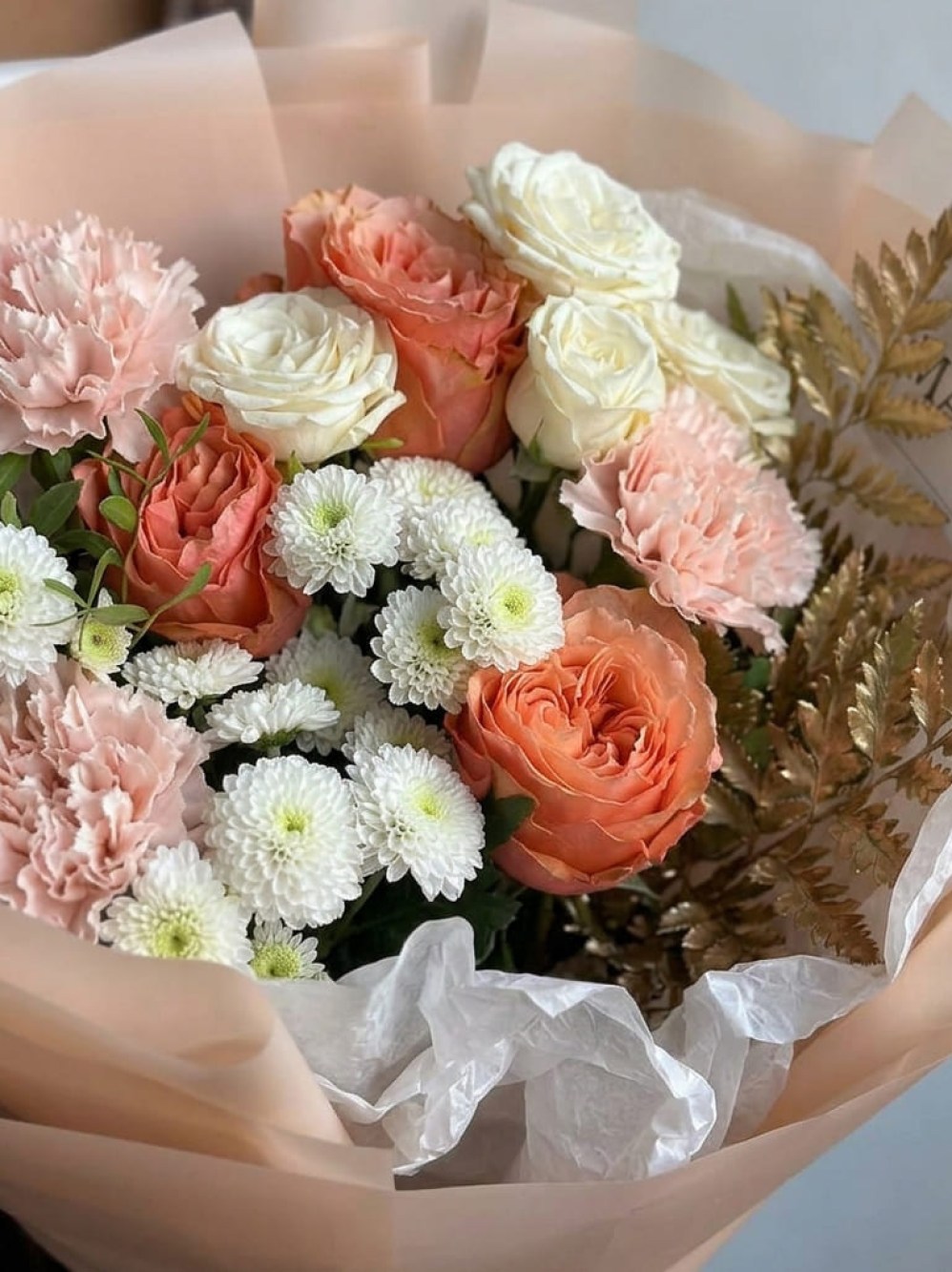 Mixed bouquet with garden roses in peach tones