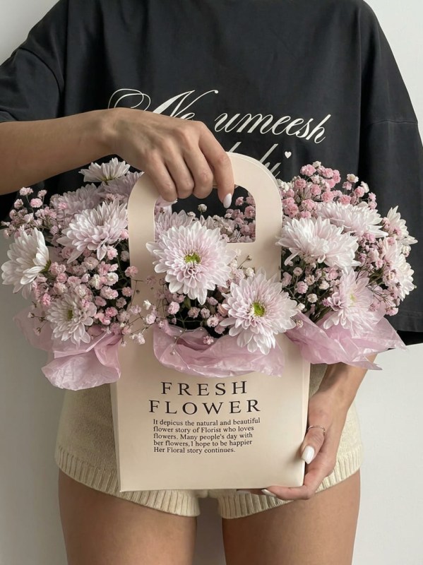 Pungă cutie cu spray crizantemă și gypsophila