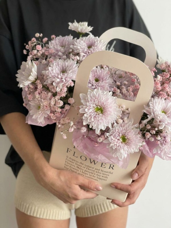 Pungă cutie cu spray crizantemă și gypsophila