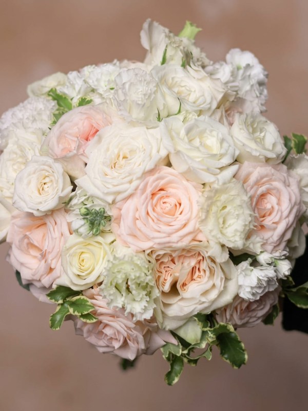 Buchet de nunta pentru mireasa de trandafiri, eustoma si matiola