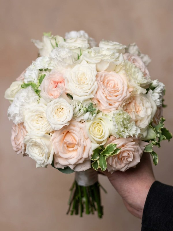 Buchet de nunta pentru mireasa de trandafiri, eustoma si matiola
