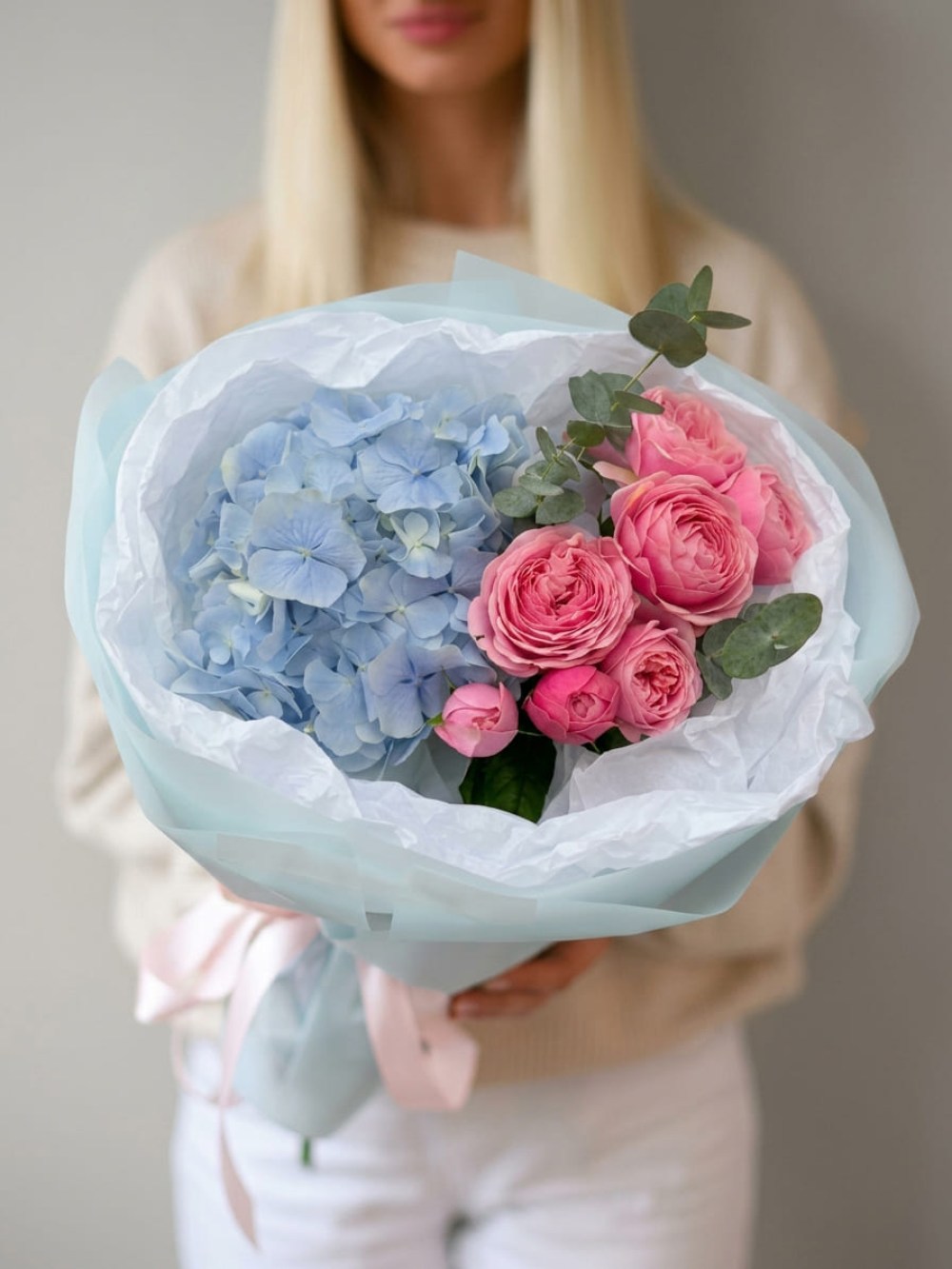 Buchet luminos cu hortensie albastră și trandafiri roz