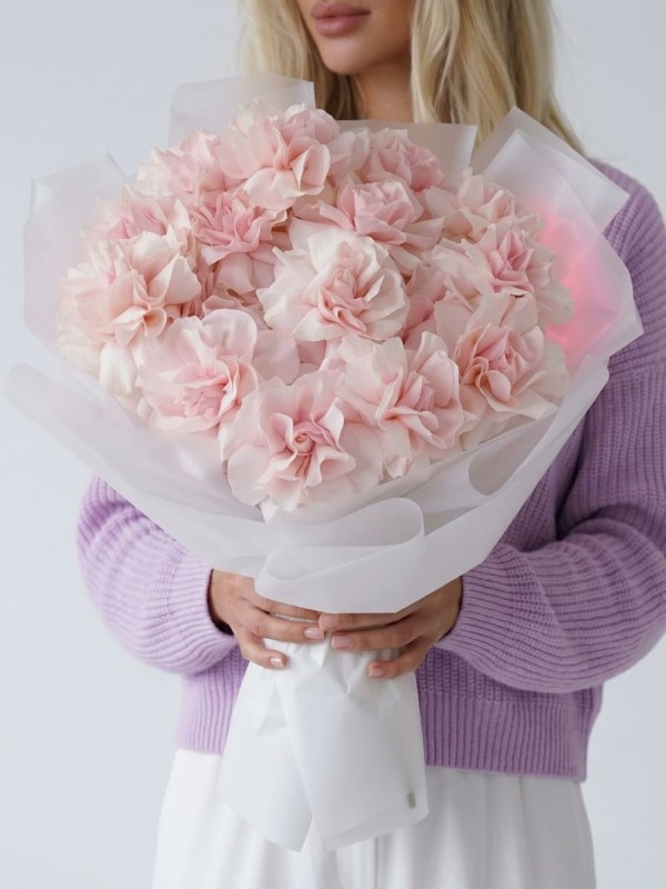 Buchet de marshmallow din 15 trandafiri francezi roz moale