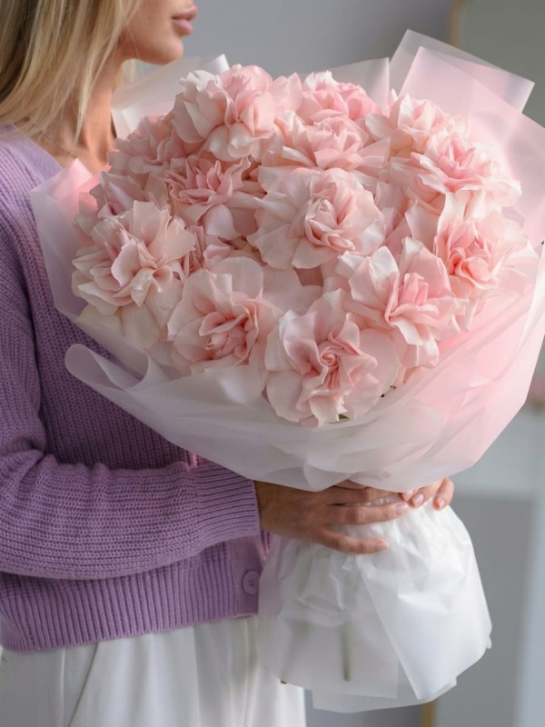 Buchet de marshmallow din 15 trandafiri francezi roz moale